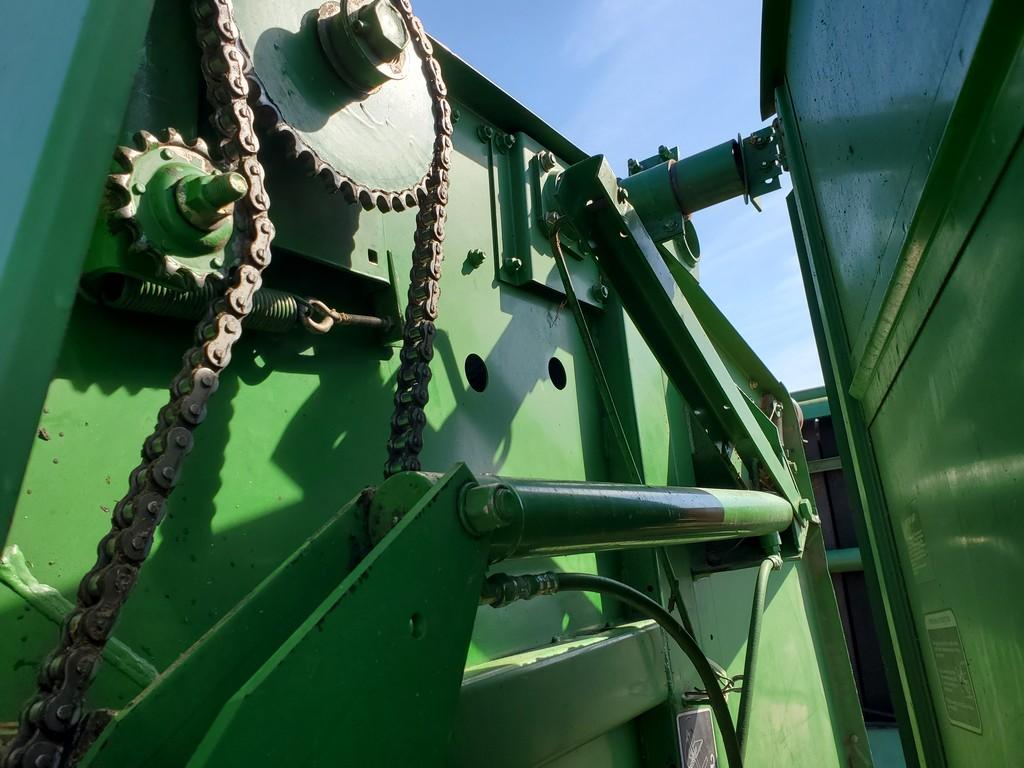 John Deere 335 Round Baler