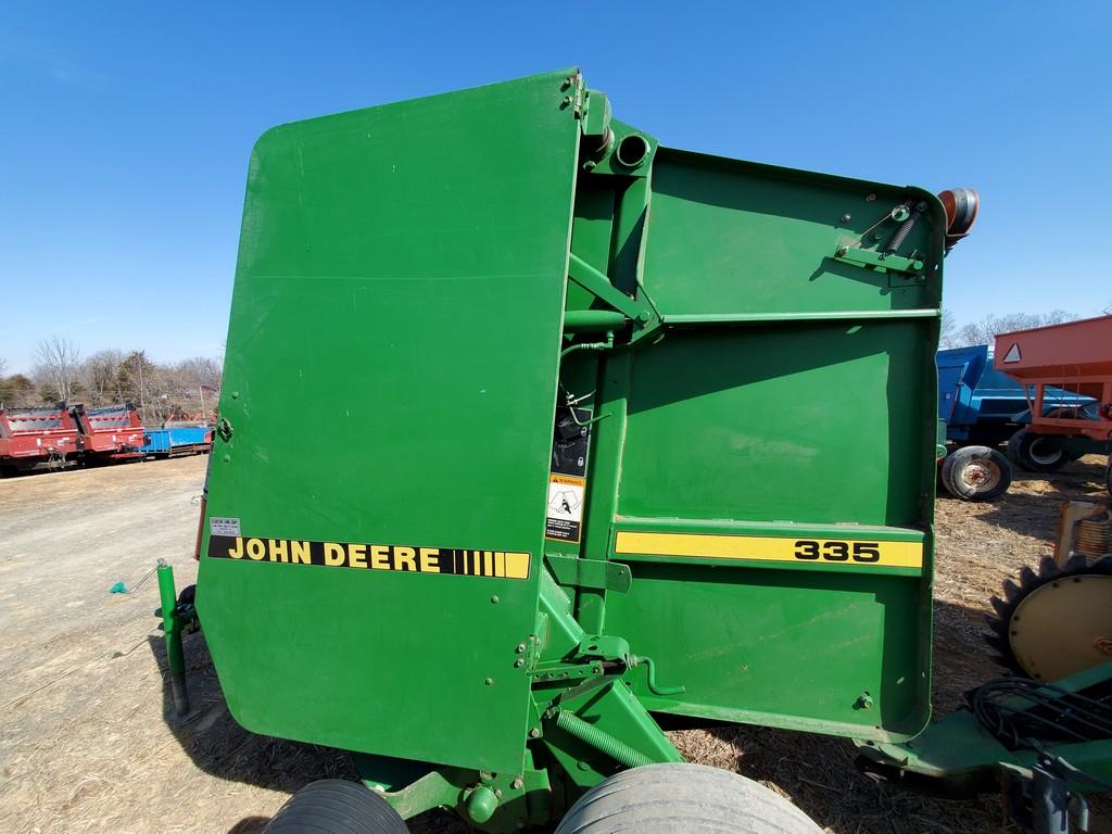 John Deere 335 Round Baler