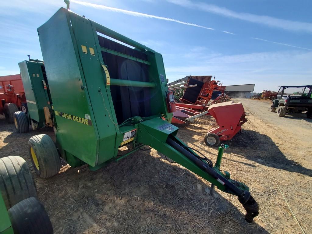 John Deere 335 Round Baler