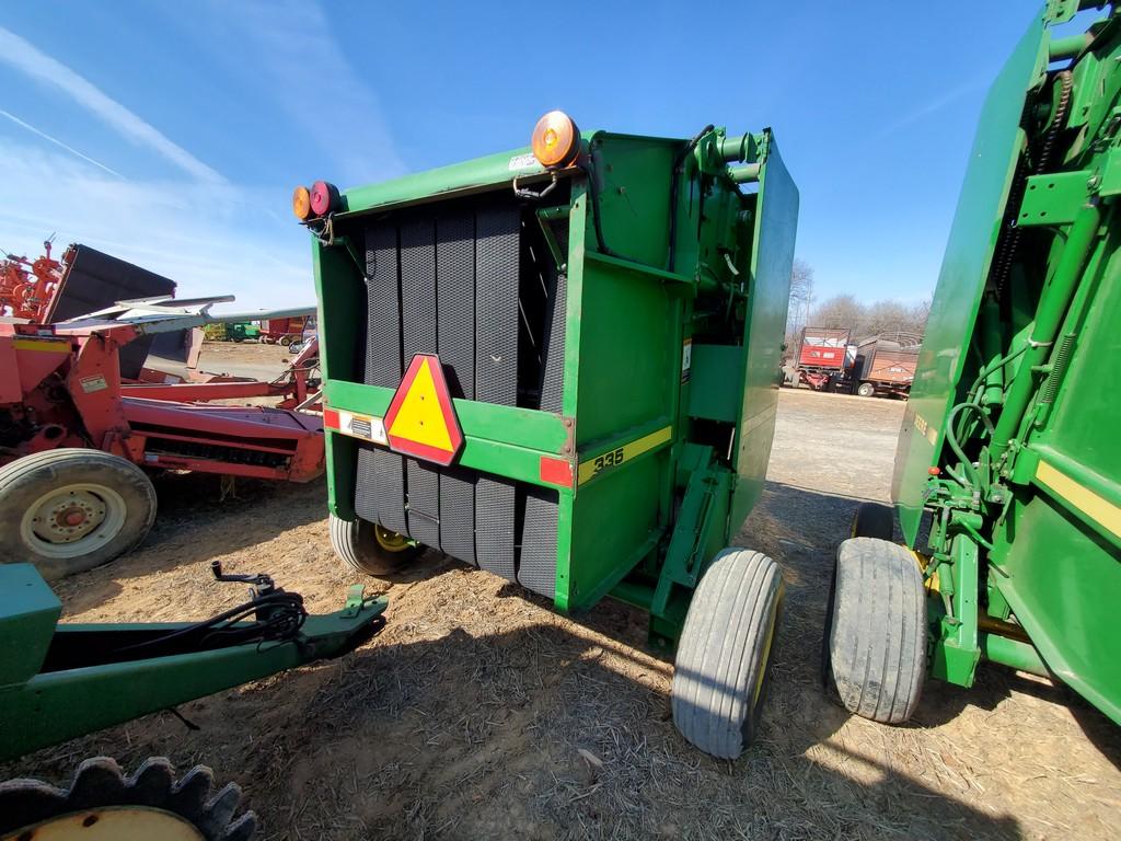 John Deere 335 Round Baler