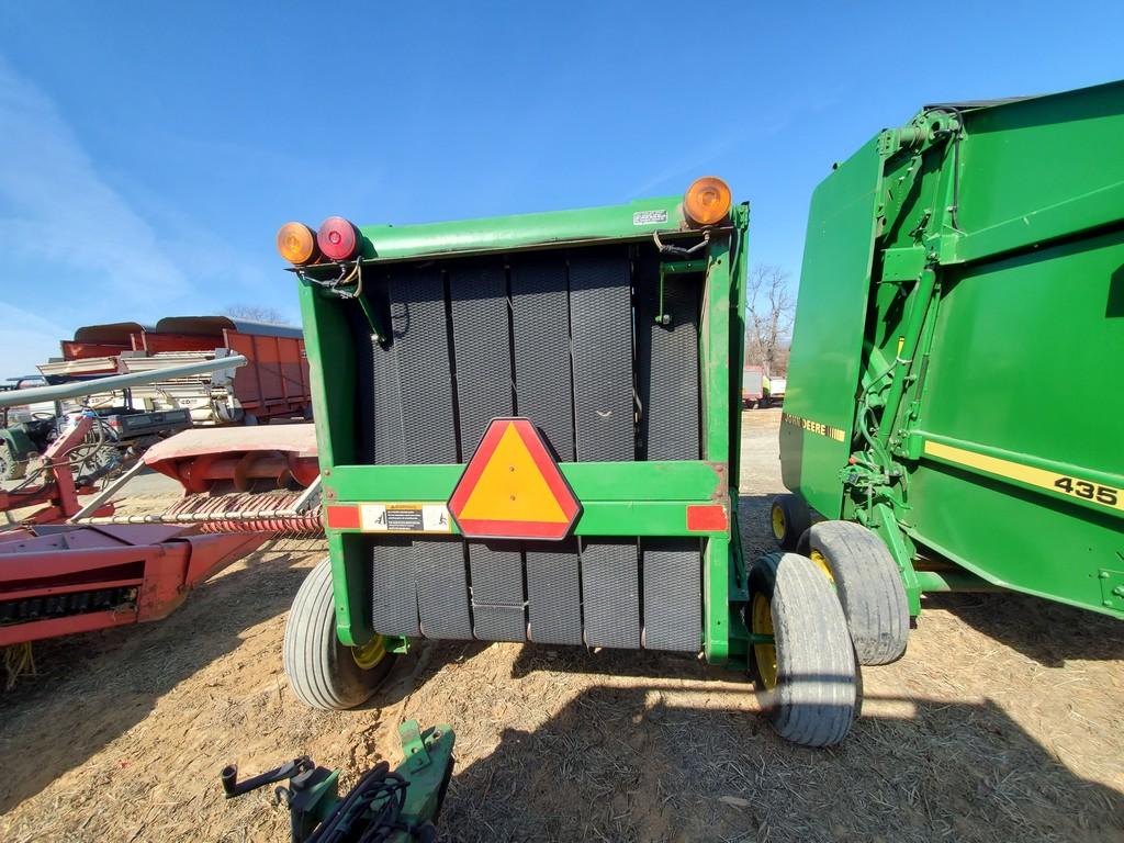 John Deere 335 Round Baler