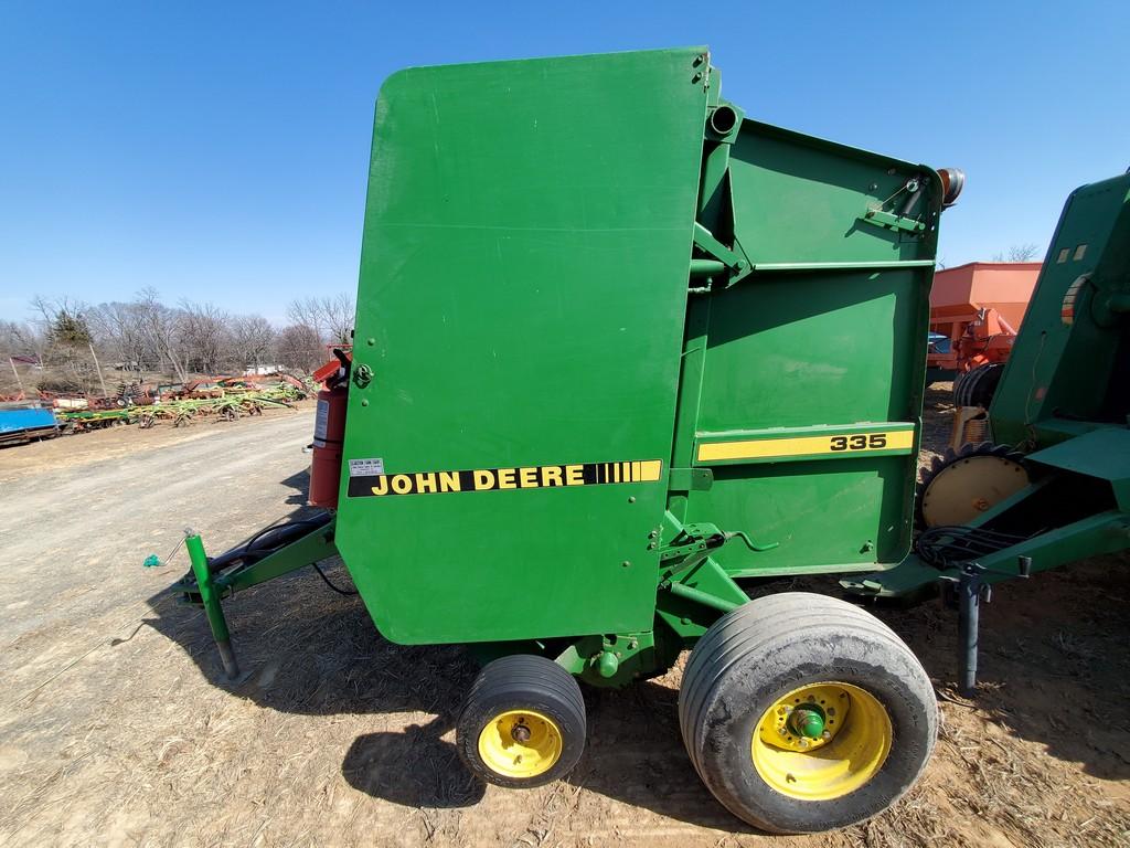 John Deere 335 Round Baler
