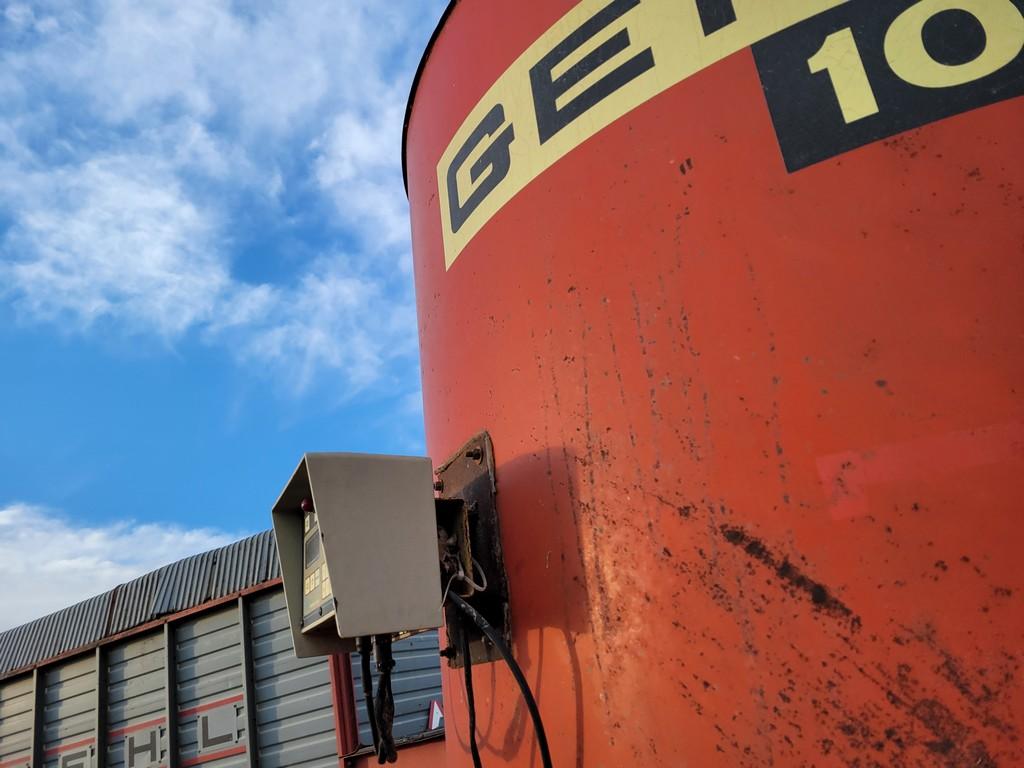 Gehl 100 Grinder Mixer