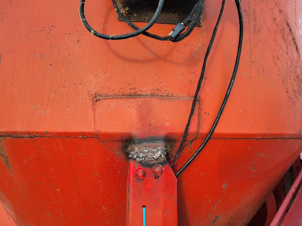 Gehl 100 Grinder Mixer