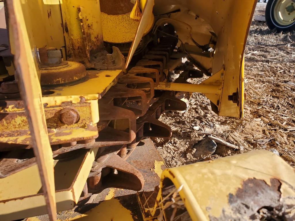 New Holland 824 Corn Head