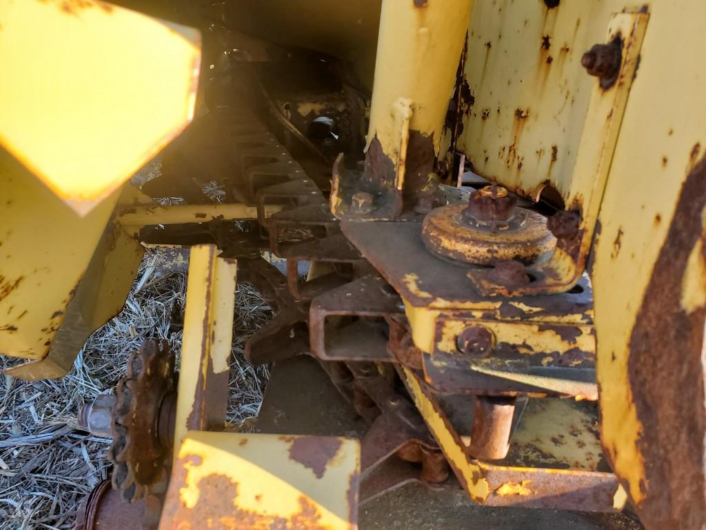 New Holland 824 Corn Head