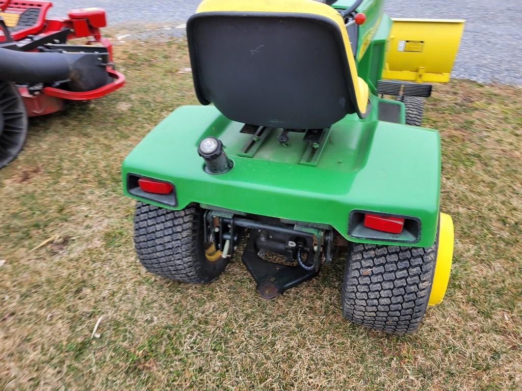 John Deere 318 Riding Tractor 'Runs & Operates'
