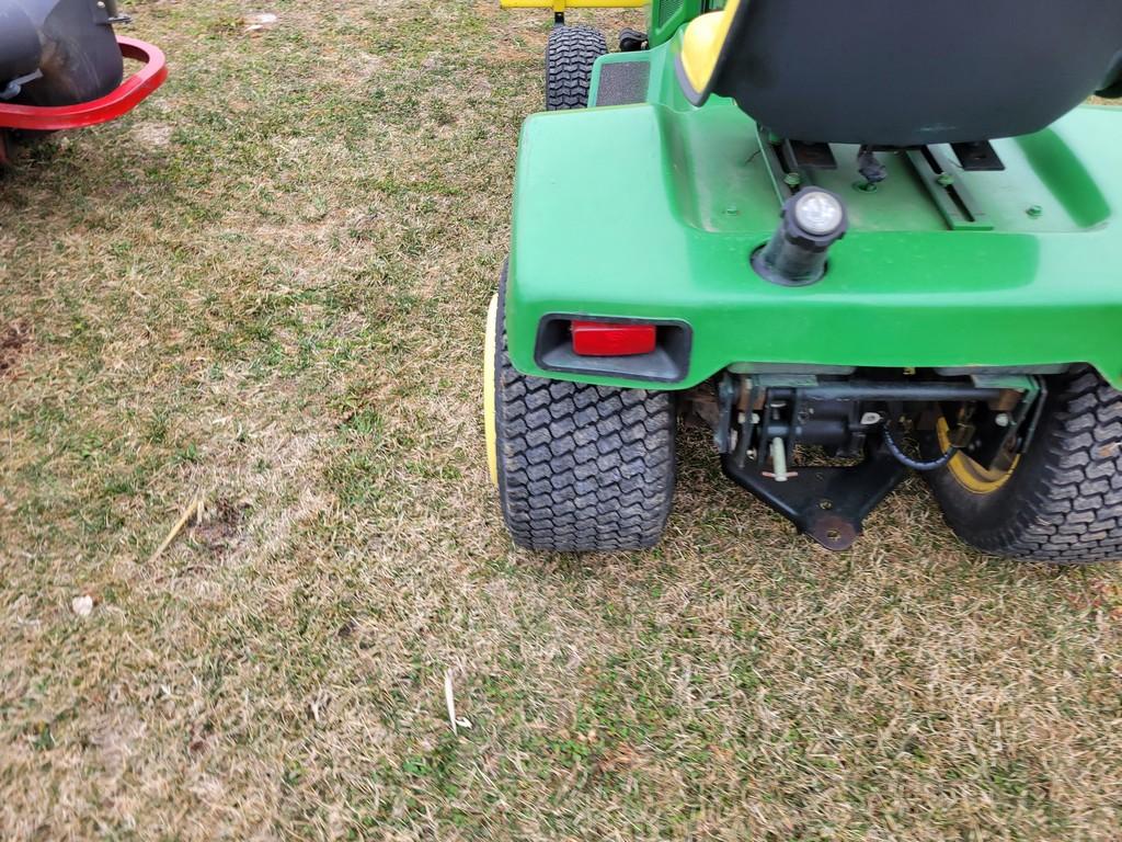 John Deere 318 Riding Tractor 'Runs & Operates'