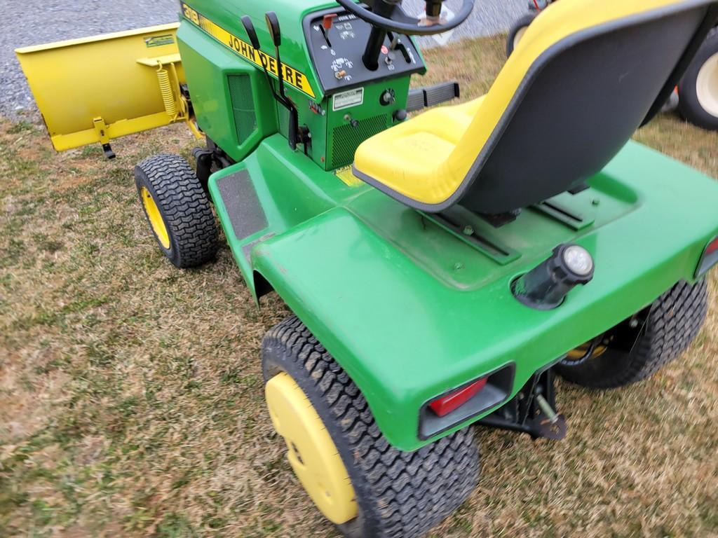 John Deere 318 Riding Tractor 'Runs & Operates'