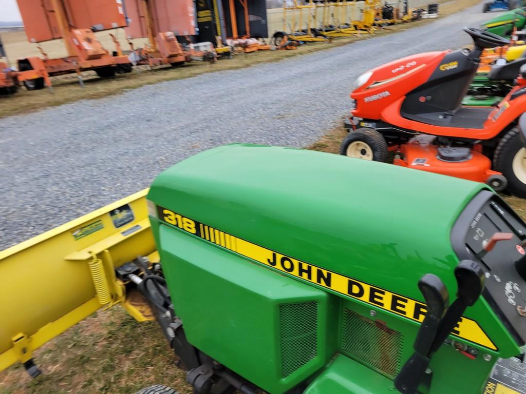 John Deere 318 Riding Tractor 'Runs & Operates'