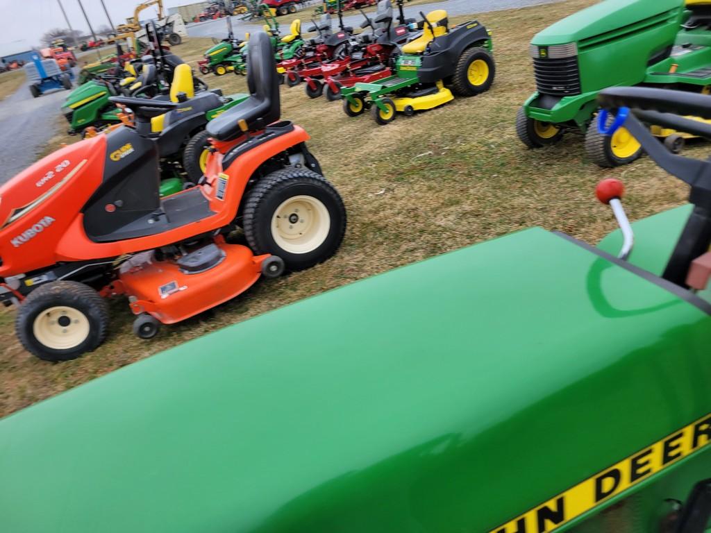John Deere 318 Riding Tractor 'Runs & Operates'