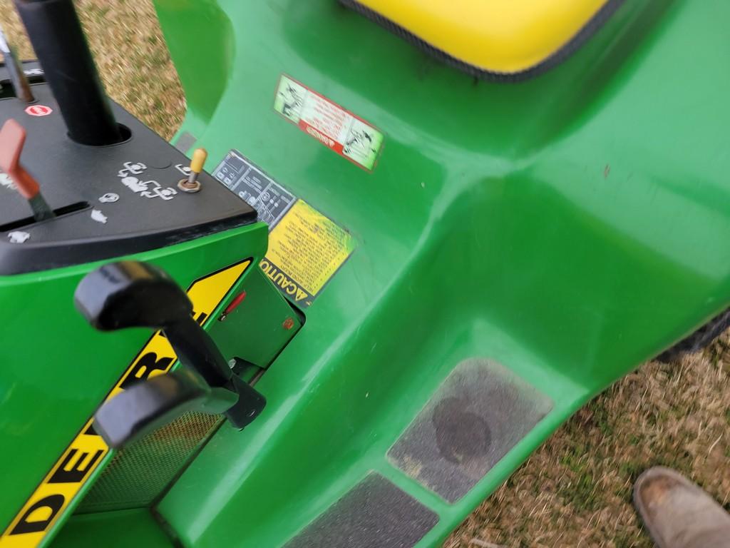 John Deere 318 Riding Tractor 'Runs & Operates'