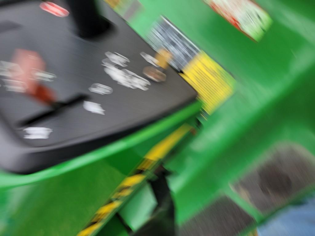 John Deere 318 Riding Tractor 'Runs & Operates'