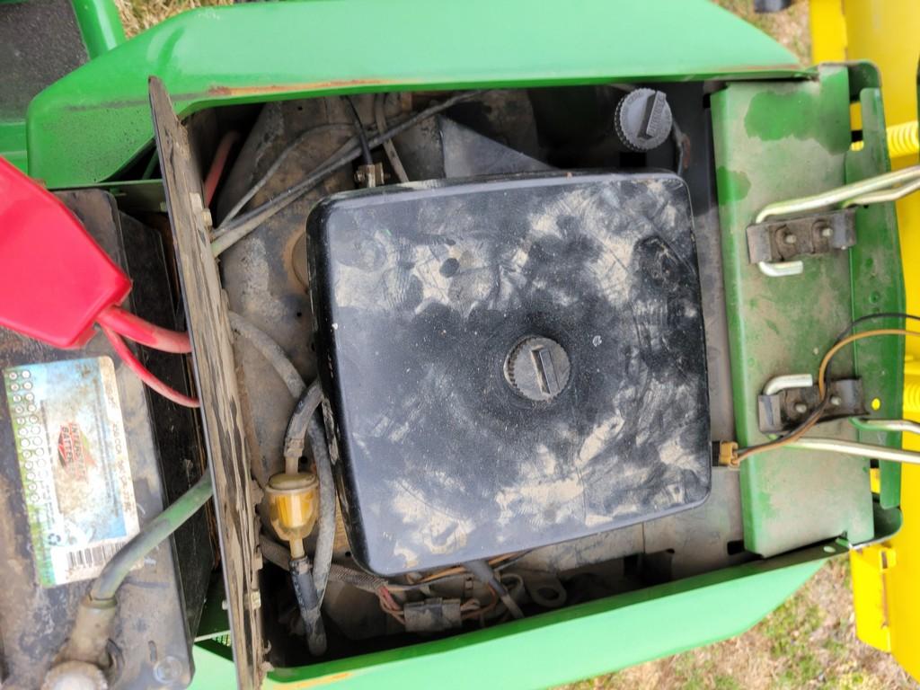 John Deere 318 Riding Tractor 'Runs & Operates'