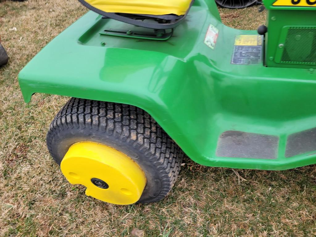 John Deere 318 Riding Tractor 'Runs & Operates'