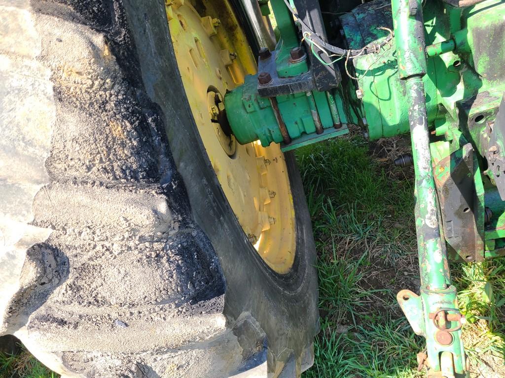 John Deere 2955 Tractor 'AS-IS, THIS UNIT HAS PROBLEMS, All of its problems may or may not be disclo