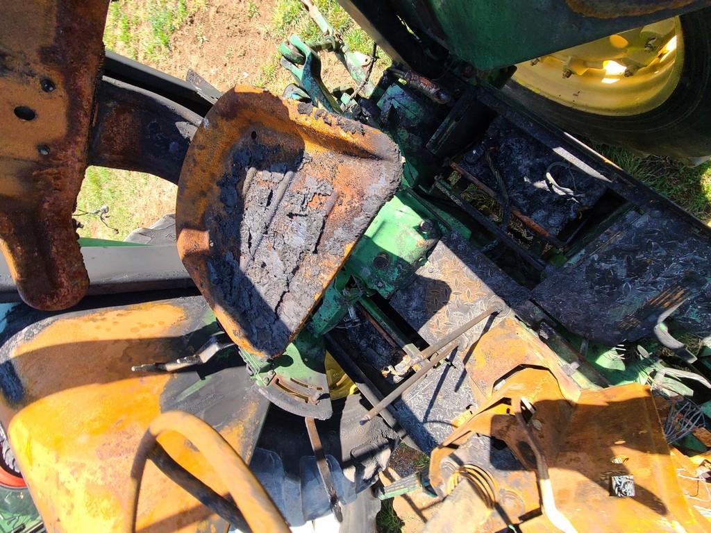 John Deere 2955 Tractor 'AS-IS, THIS UNIT HAS PROBLEMS, All of its problems may or may not be disclo