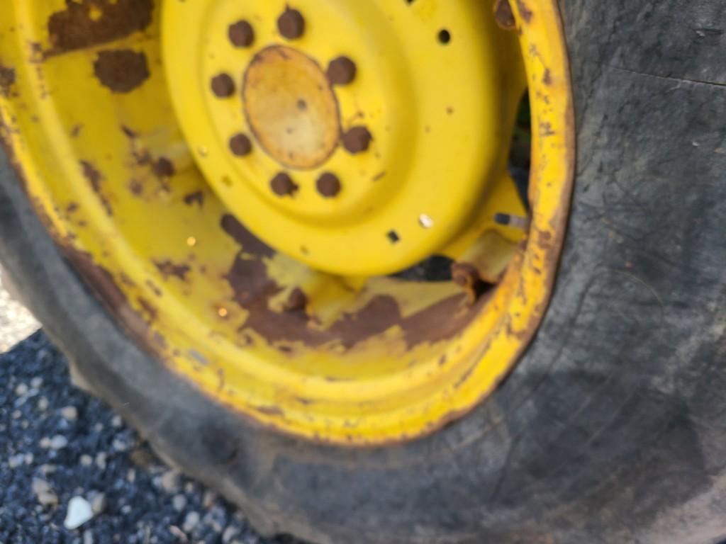 John Deere 2555 Loader Tractor 'AS-IS, THIS UNIT HAS PROBLEMS, All of its problems may or may not be