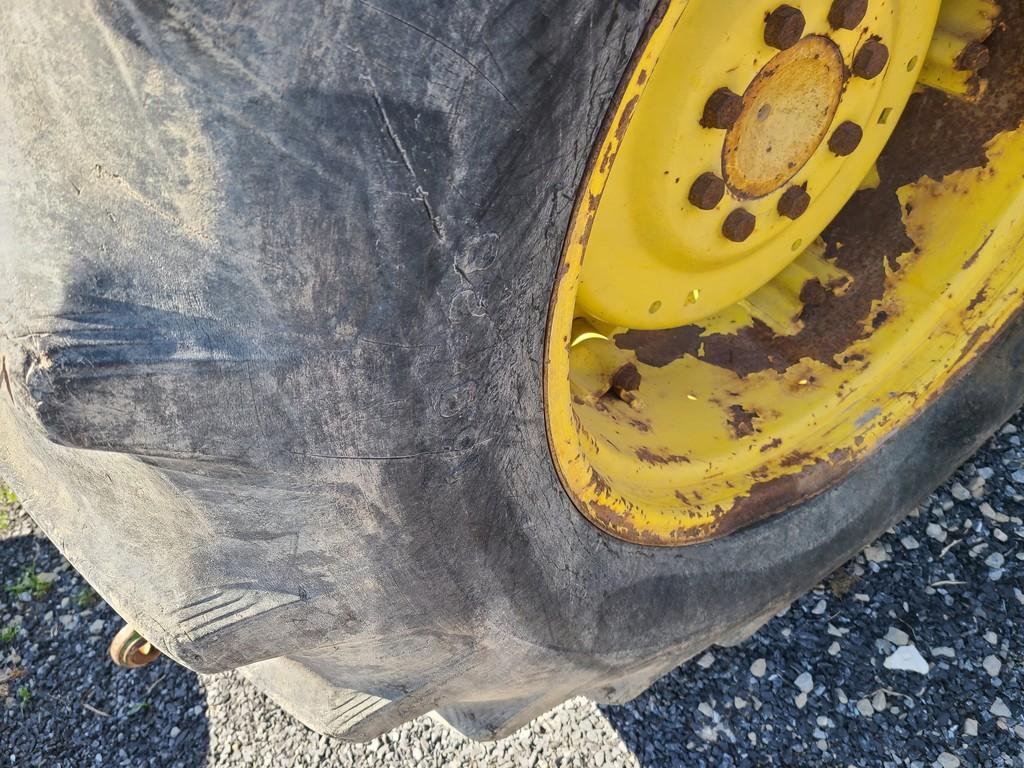 John Deere 2555 Loader Tractor 'AS-IS, THIS UNIT HAS PROBLEMS, All of its problems may or may not be