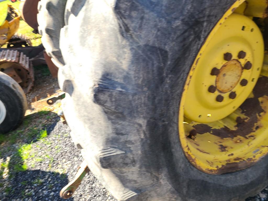John Deere 2555 Loader Tractor 'AS-IS, THIS UNIT HAS PROBLEMS, All of its problems may or may not be