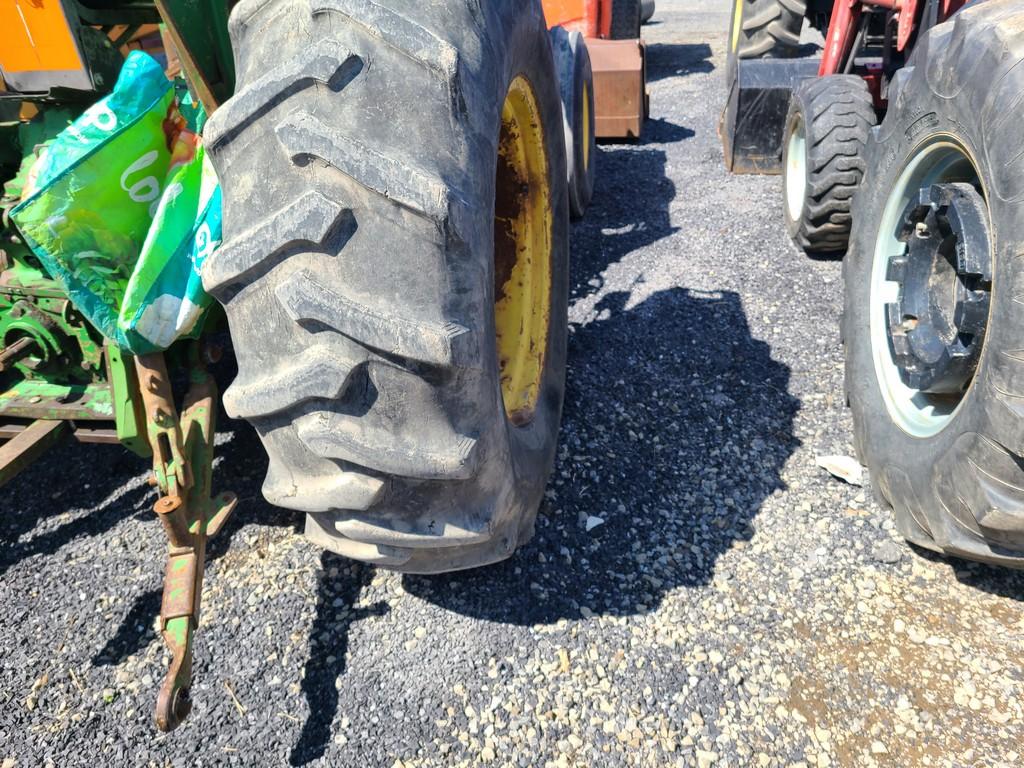 John Deere 2555 Loader Tractor 'AS-IS, THIS UNIT HAS PROBLEMS, All of its problems may or may not be