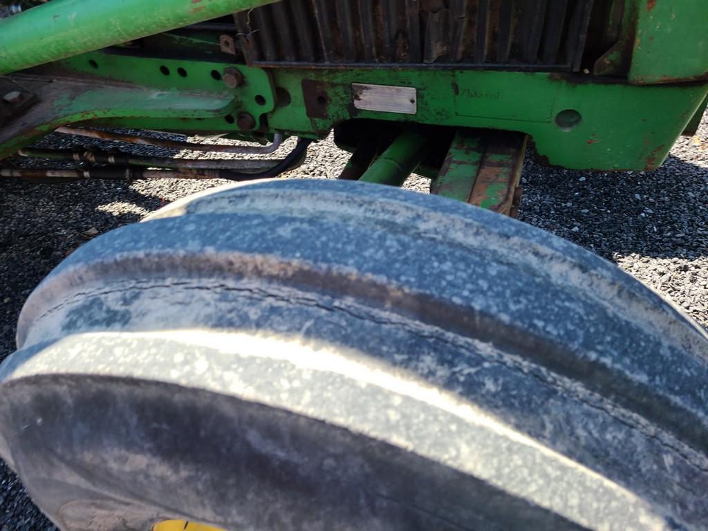 John Deere 2555 Loader Tractor 'AS-IS, THIS UNIT HAS PROBLEMS, All of its problems may or may not be