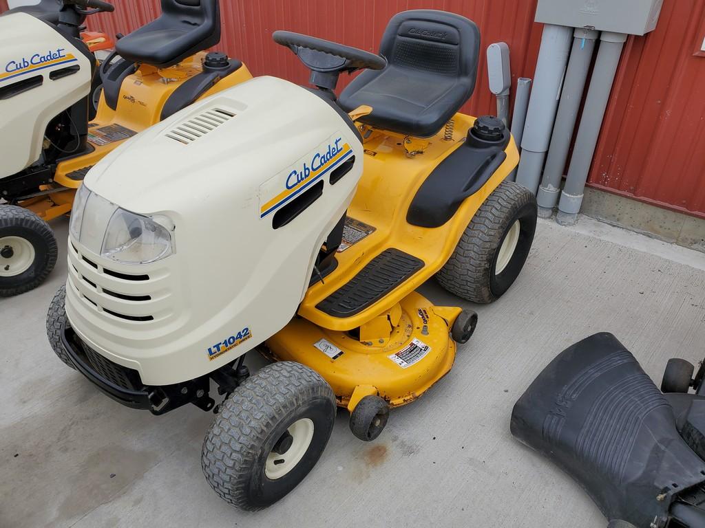 2006 Cub Cadet LT1042 Riding Tractor 'Runs & Operates'