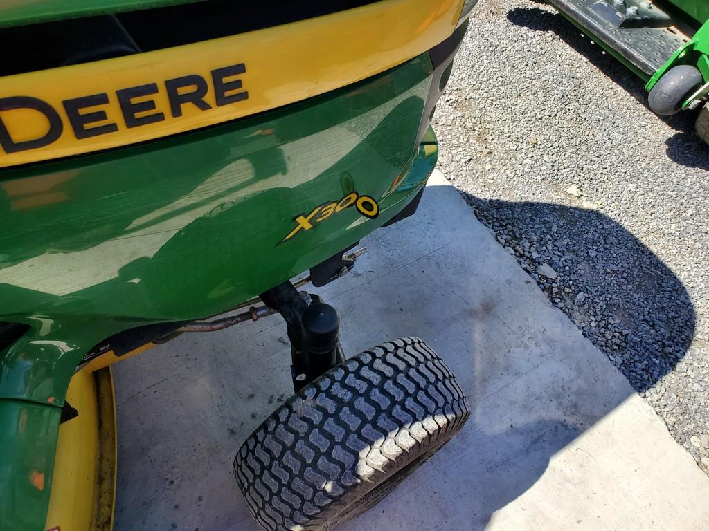 John Deere X300 Lawn Tractor 'Runs & Operates'