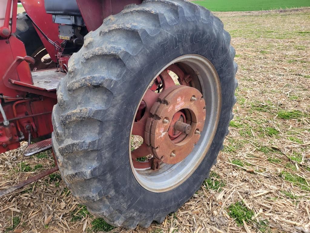 International 656 Loader Tractor