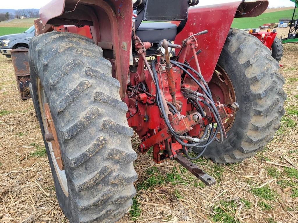 International 656 Loader Tractor