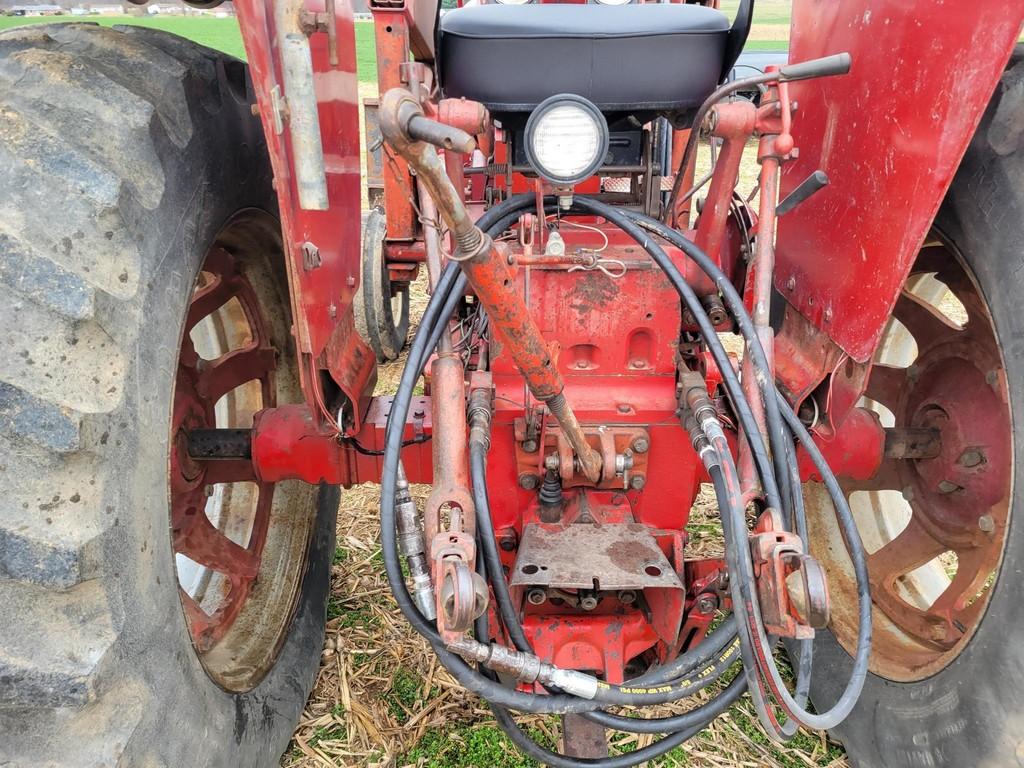 International 656 Loader Tractor