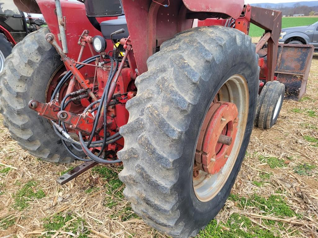 International 656 Loader Tractor