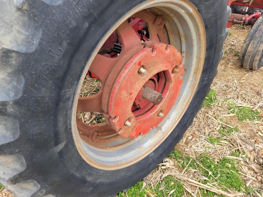 International 656 Loader Tractor