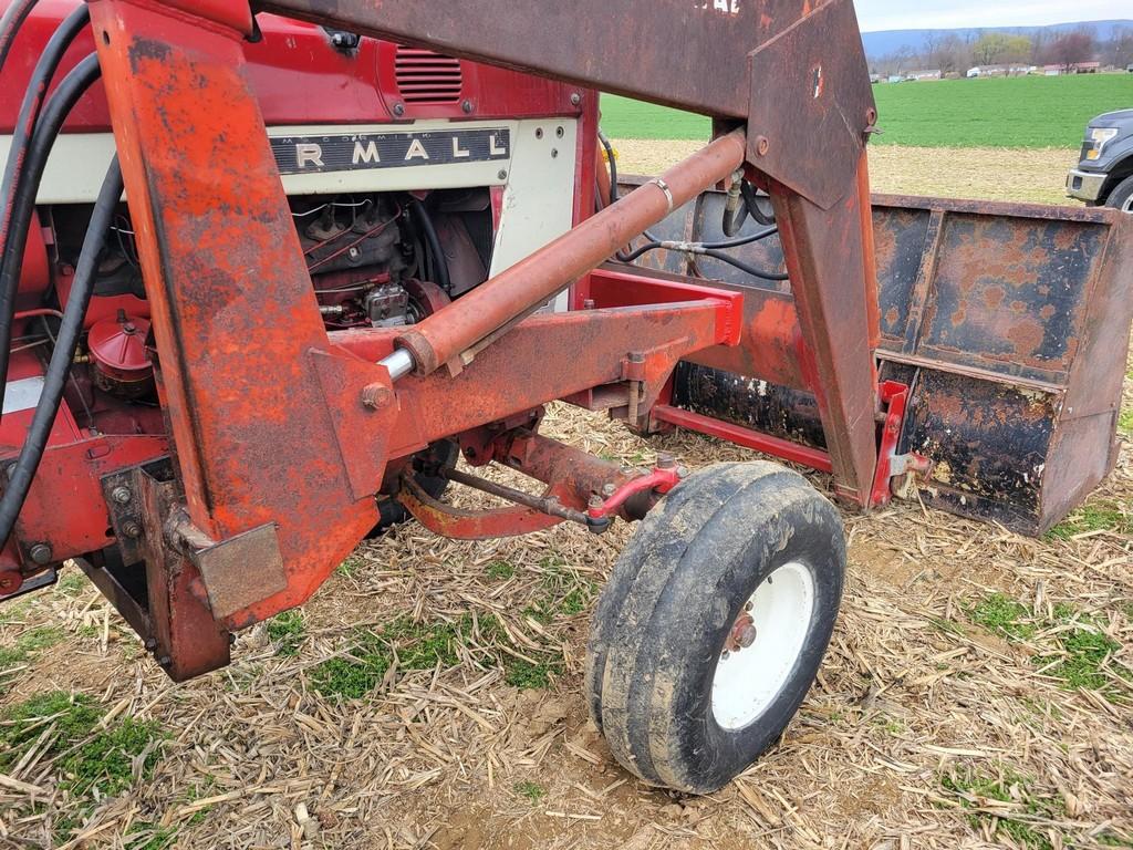 International 656 Loader Tractor