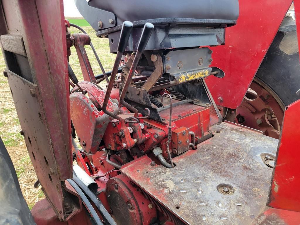 International 656 Loader Tractor