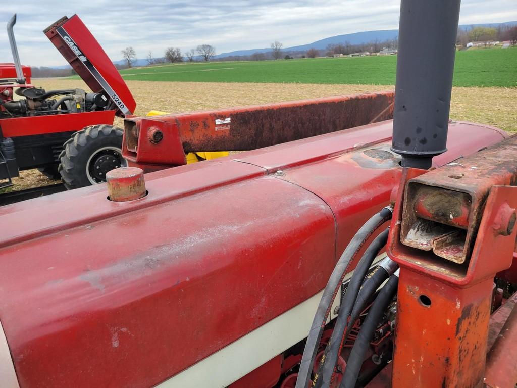 International 656 Loader Tractor