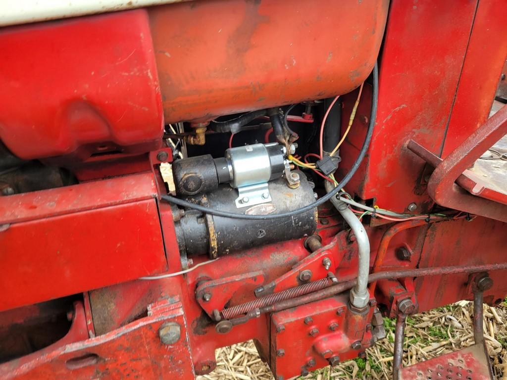International 656 Loader Tractor