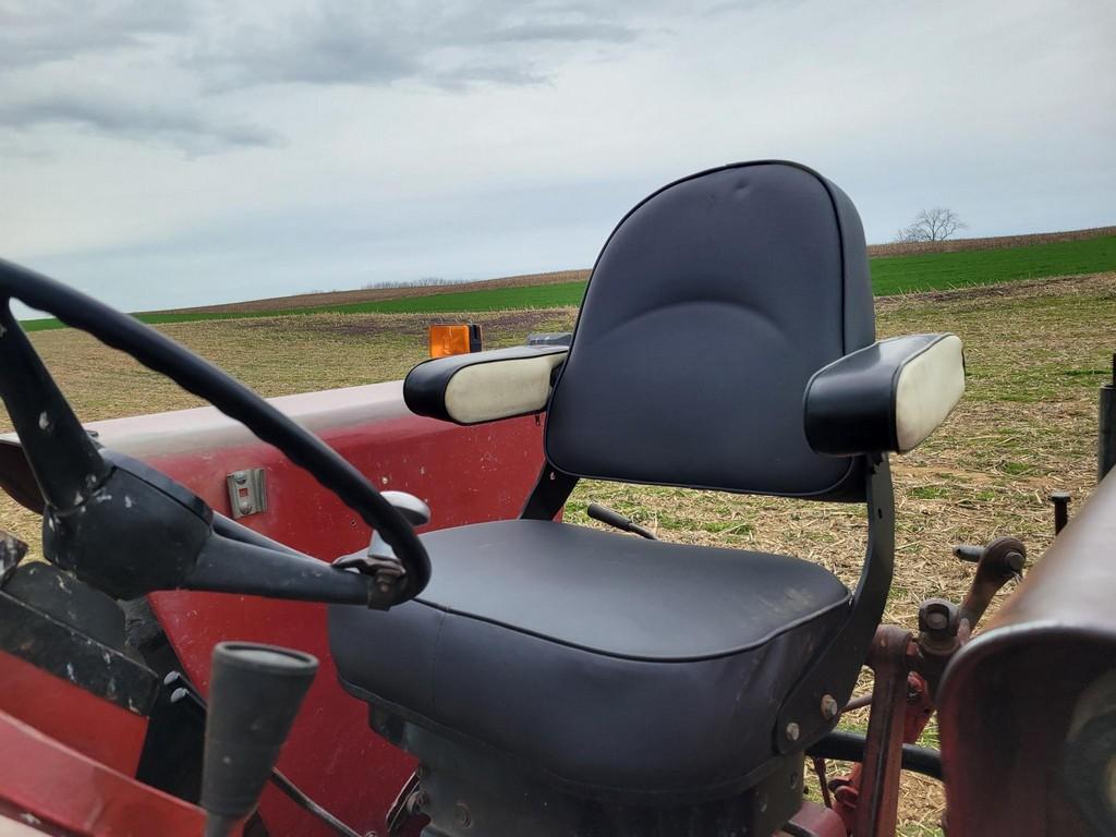 International 656 Loader Tractor