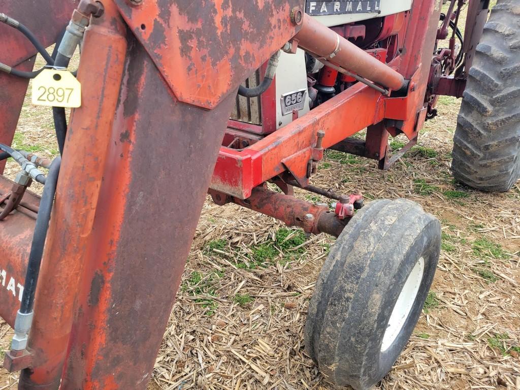 International 656 Loader Tractor