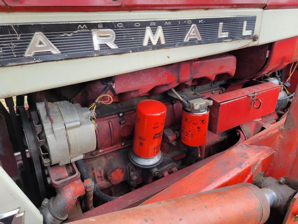 International 656 Loader Tractor
