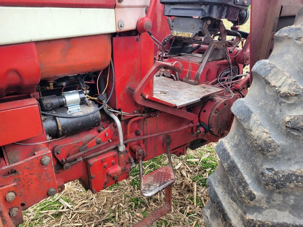International 656 Loader Tractor