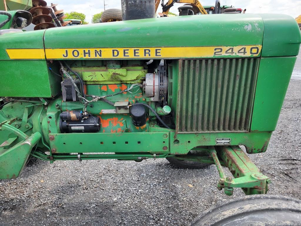 John Deere 2440 Tractor 'Runs & Operates'