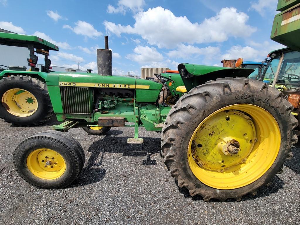 John Deere 2440 Tractor 'Runs & Operates'