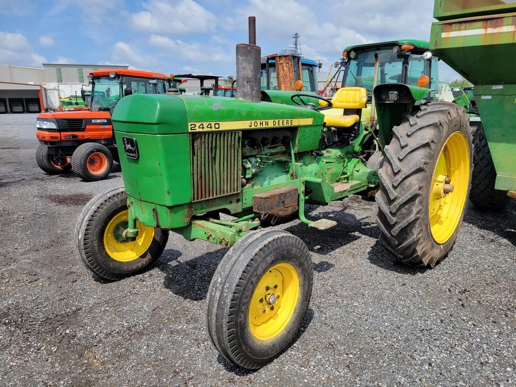 John Deere 2440 Tractor 'Runs & Operates'