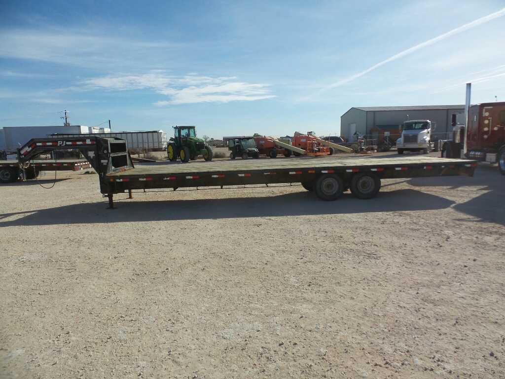 2013 PJ 30Ft Gooseneck Trailer