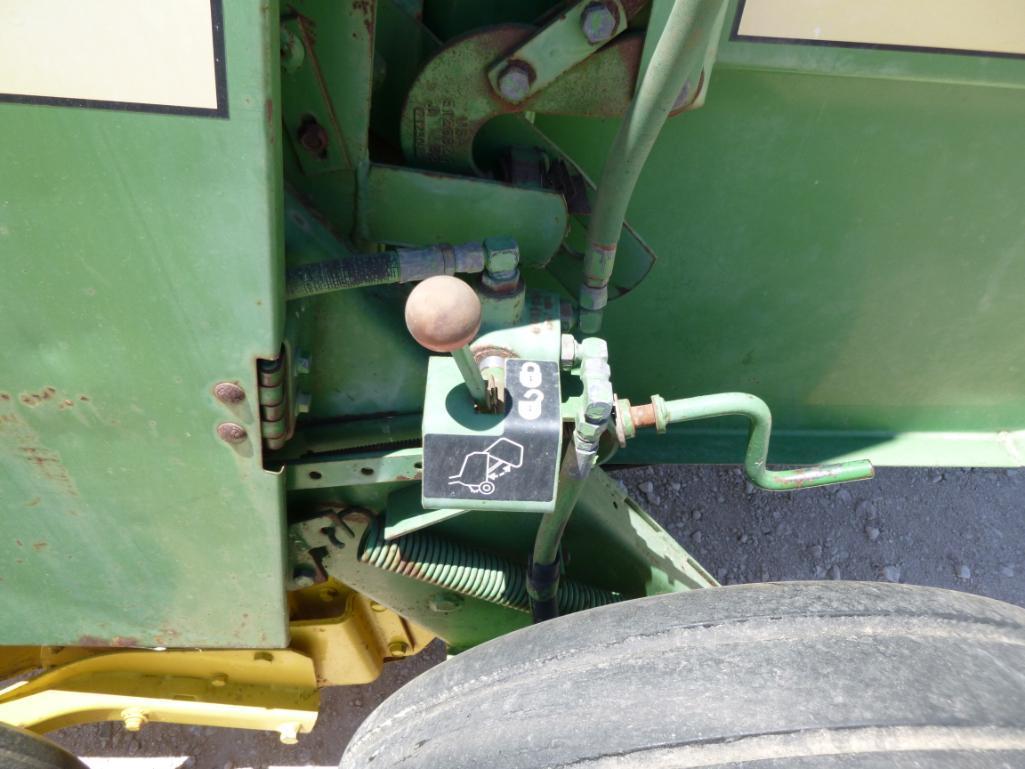 John Deere 530 Round Baler