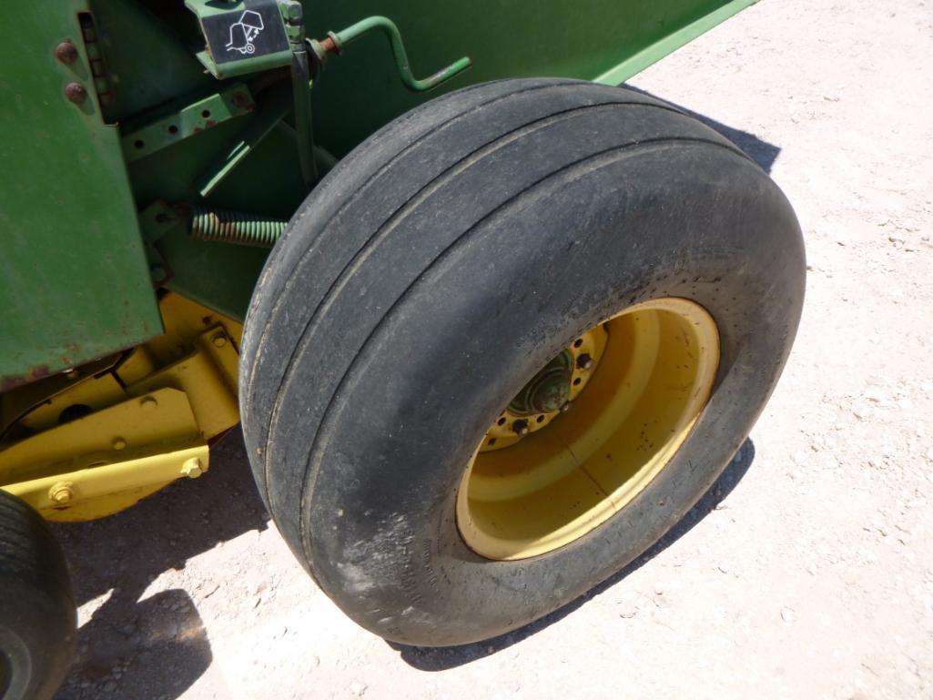John Deere 530 Round Baler