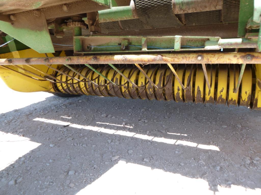 John Deere 530 Round Baler