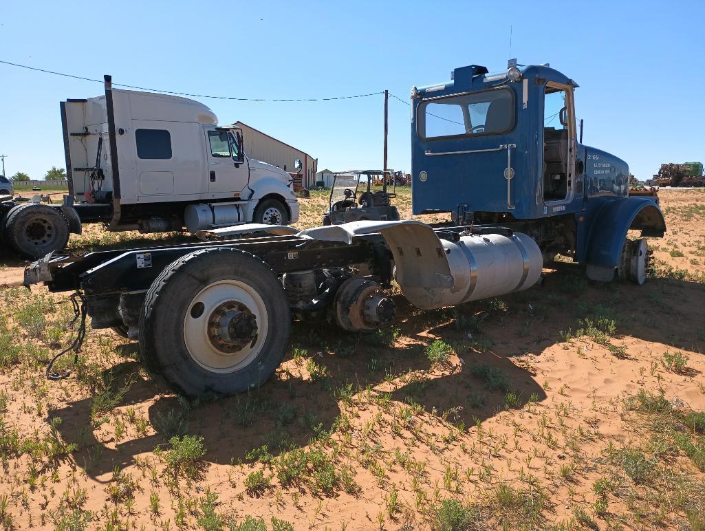2011 Peterbilt Truck Tractor (Parts Only)