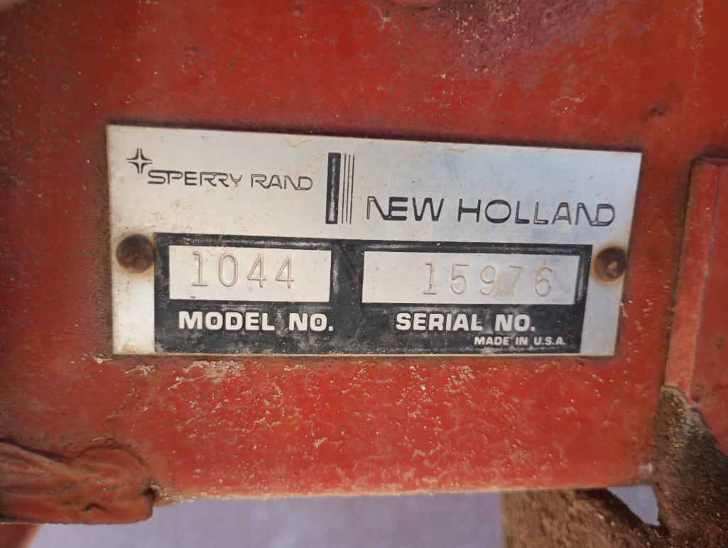 New Holland 1044 Bale Accumulator Wagon